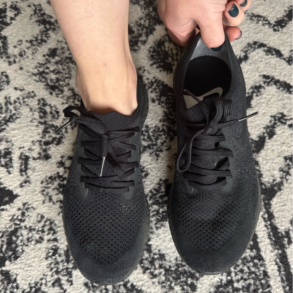 Nike Epic React Flyknit Triple Black Sneakers AQ0067-003 Men's 7 Women's 8.5 - Picture 3 of 8
